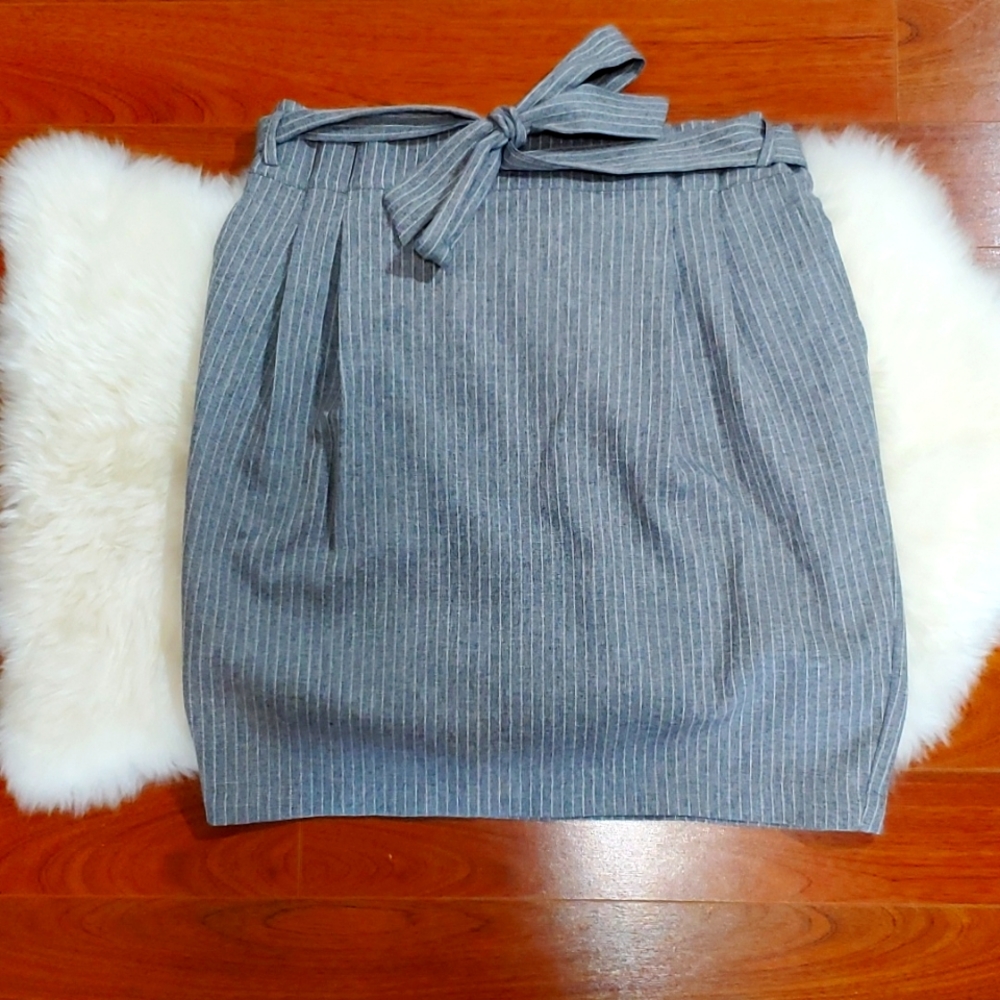 Monk and Lou Paper bag waist skirt in size 10.